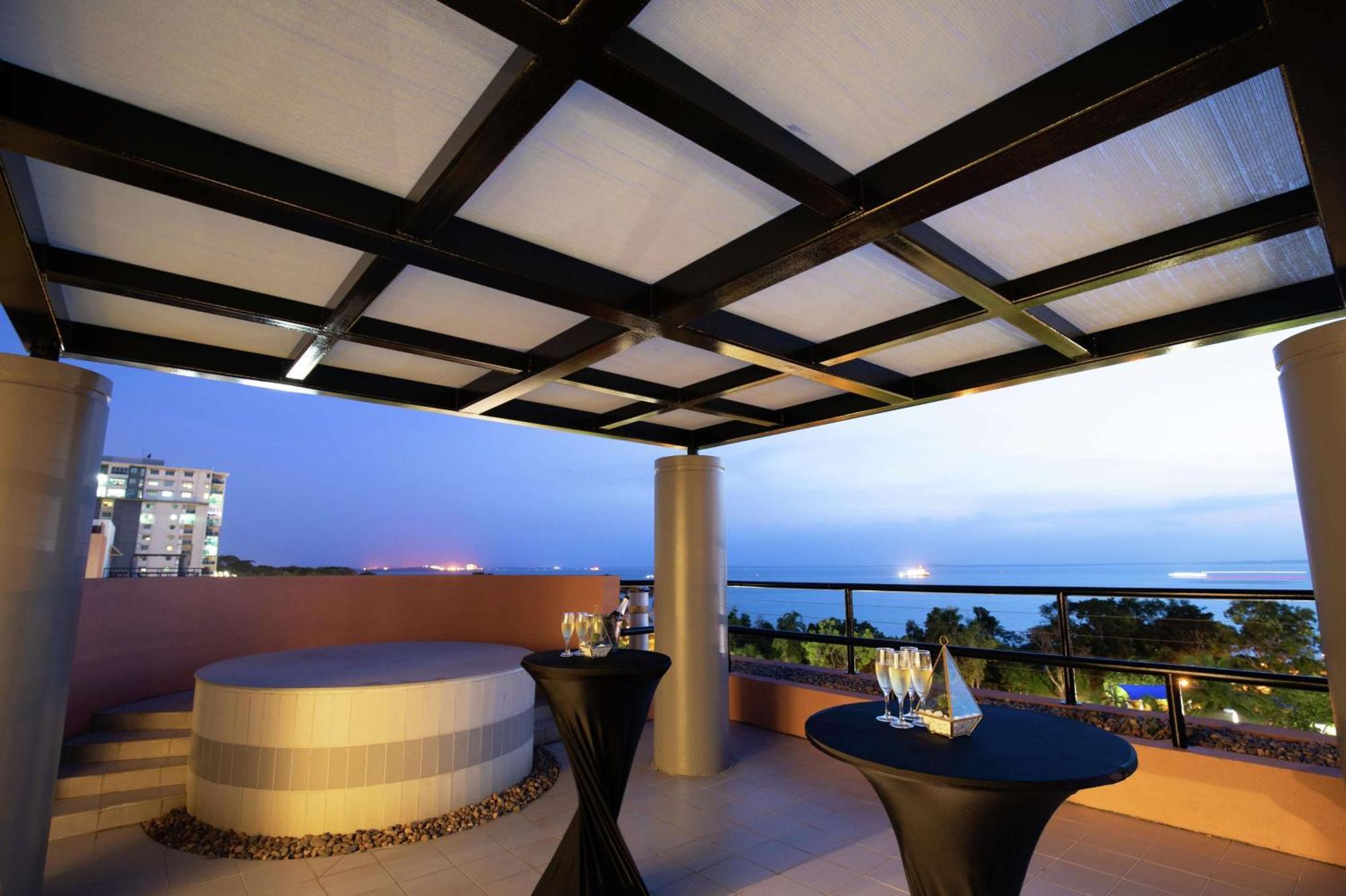 Doubletree By Hilton Esplanade Darwin Hotel Exterior photo